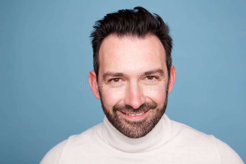 Chiuda sull'uomo bello con la barba contro fondo blu fotografia stock libera da diritti Chiuda sull'uomo bello con la barba contro fondo blu fotografia stock libera da diritti