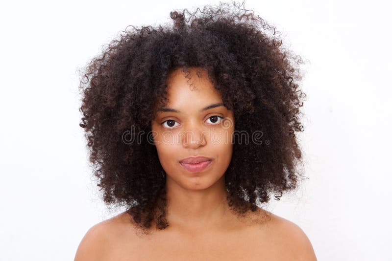 Chiuda sulla bella donna di colore del ritratto con fissare nudo delle spalle immagine stock libera da diritti Chiuda sulla bella donna di colore del ritratto con fissare nudo delle spalle immagine stock libera da diritti