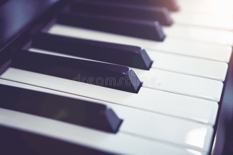 Chiuda sulla chiave bianca del piano, usata per i grafici di musica immagine stock Chiuda sulla chiave bianca del piano, usata per i grafici di musica immagine stock