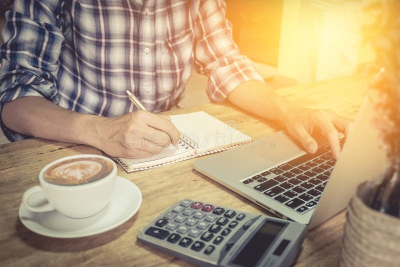 Chiuda sulla mano dell'uomo di affari che per mezzo del computer portatile e scriva sopra fotografia stock libera da diritti Chiuda sulla mano dell'uomo di affari che per mezzo del computer portatile e scriva sopra fotografia stock libera da diritti