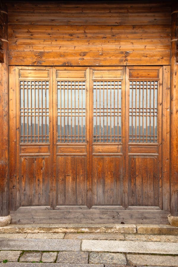 Chiuda sulla porta di legno di stile di cinese tradizionale fotografie stock libere da diritti Chiuda sulla porta di legno di stile di cinese tradizionale fotografie stock libere da diritti
