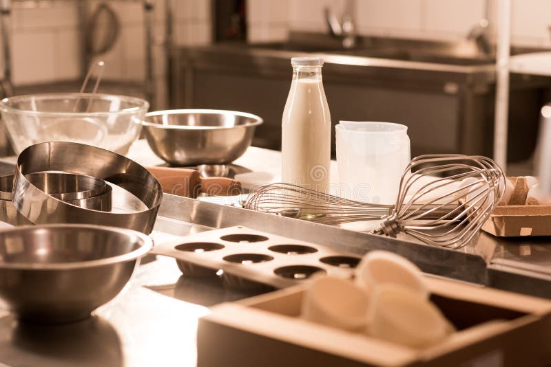 chiuda sulla vista degli ingredienti per gli utensili della cucina e della pasta sul contatore in ristorante immagine stock libera da diritti chiuda sulla vista degli ingredienti per gli utensili della cucina e della pasta sul contatore in ristorante immagine stock libera da diritti