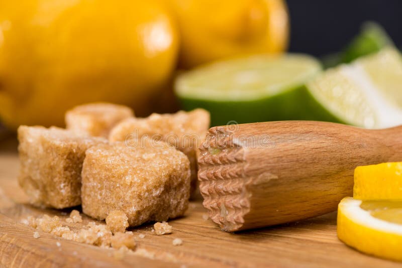Chiuda sulla vista degli ingredienti per il cocktail di mojito ed il confusionario di legno fotografia stock libera da diritti Chiuda sulla vista degli ingredienti per il cocktail di mojito ed il confusionario di legno fotografia stock libera da diritti