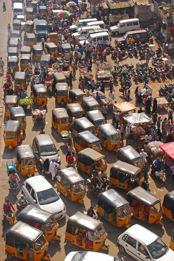 Chiuda sulla vista della strada Overcrowded con trasporto pubblico immagine stock Chiuda sulla vista della strada Overcrowded con trasporto pubblico immagine stock