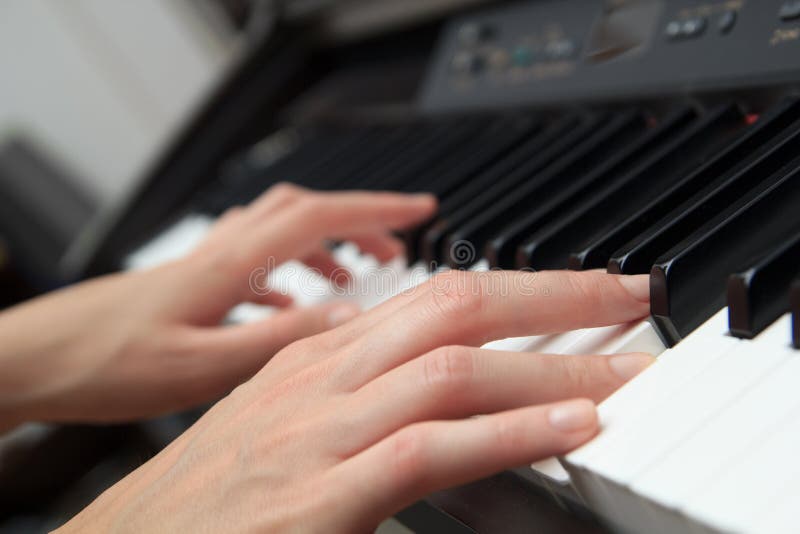 Chiuda sulle mani della donna che giocano il piano immagini stock libere da diritti Chiuda sulle mani della donna che giocano il piano immagini stock libere da diritti