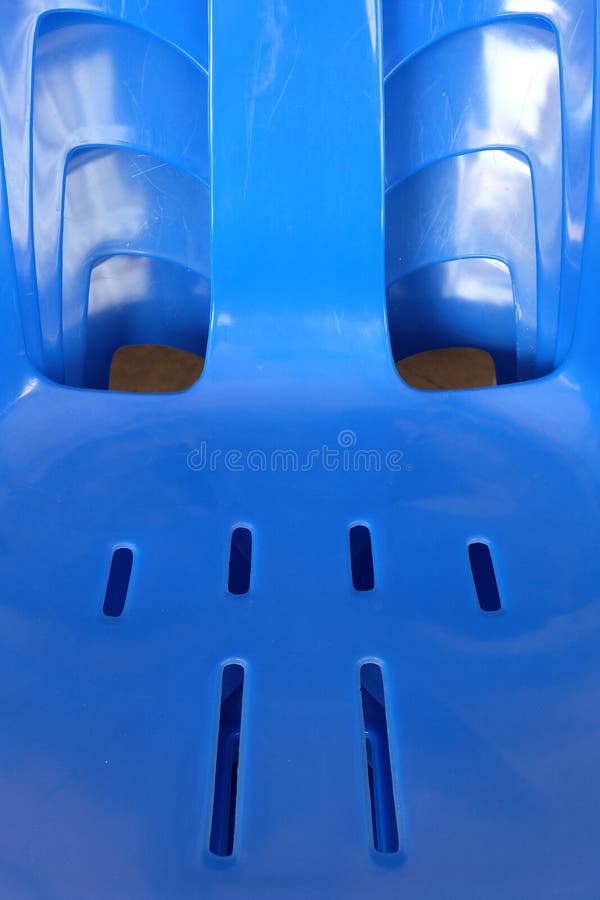 Chiuda sulle sedie di plastica blu immagini stock libere da diritti Chiuda sulle sedie di plastica blu immagini stock libere da diritti