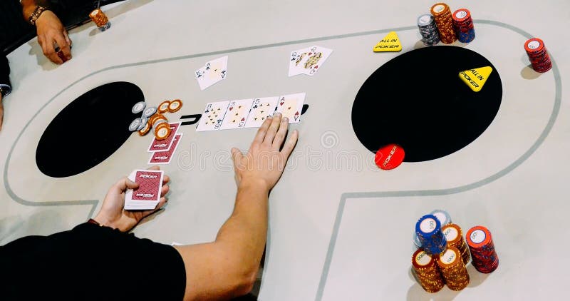 Chiudali su di Texas Hold gioco di torneo dove due giocatori sono tutti in AK contro QQ