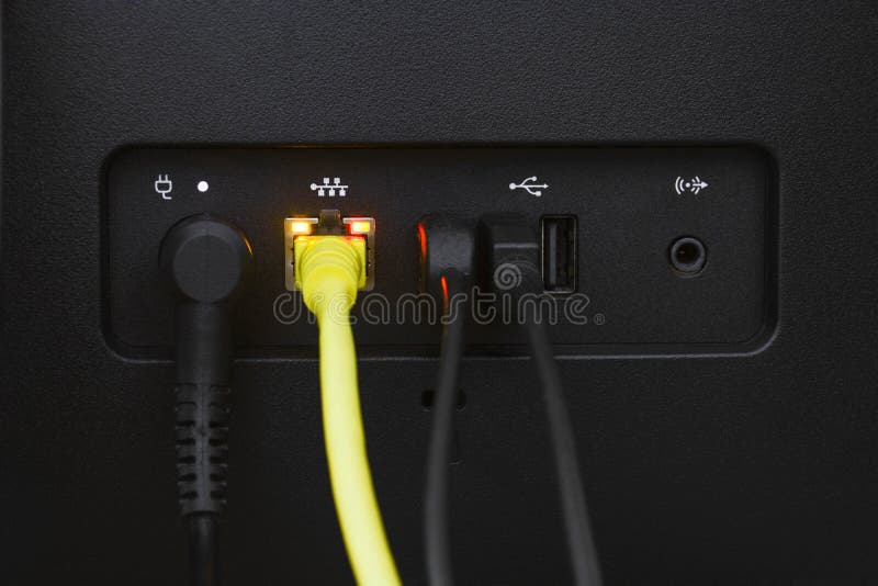 Chiudere la rete LAN gialla o il cavo di rete collegato a una porta LAN del PC immagini stock libere da diritti Chiudere la rete LAN gialla o il cavo di rete collegato a una porta LAN del PC immagini stock libere da diritti