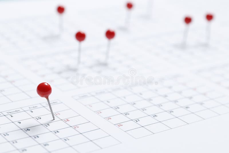 Chiusura del PIN rosso nel calendario dell'ufficio di casa, pianificazione della data per riunioni aziendali o appuntamento