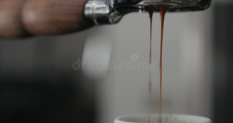 Chiusura dell'estrazione dell'espresso con portafiltro senza fondo