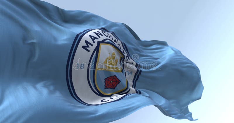 Chiusura della bandiera della società calcistica di Manchester City che sventola in una giornata libera