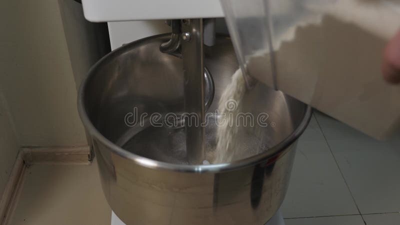 Chiusura della farina versante allo chef in un trasformatore di pasta. archivi video