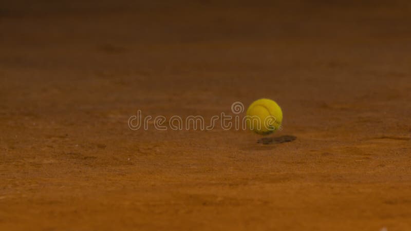 Chiusura della palla da tennis che rimbalza sul campo di argilla