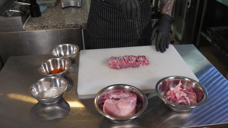 Chiusura delle costolette di maiale spruzzanti con pepe fresco macinato. video d archivio