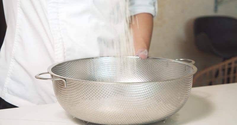 Chiusura delle cuoche versano di riso bianco e secco in una grande ciotola. il processo di cottura di alimenti asiatici video d archivio