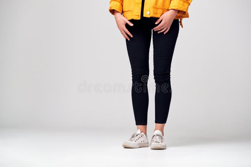 Chiusura Delle Gambe E Dei Piedi Delle Donne Vestite In Modo Casuale immagini stock Chiusura Delle Gambe E Dei Piedi Delle Donne Vestite In Modo Casuale immagini stock