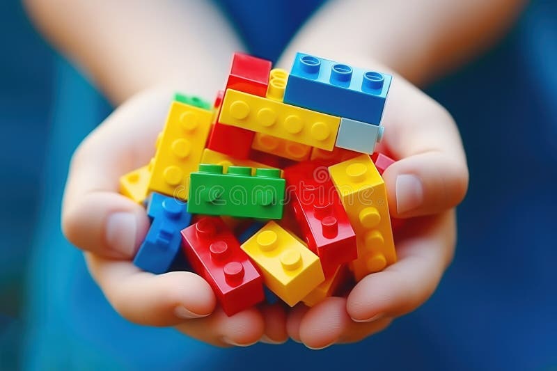 Chiusura delle mani dei bambini con un assortimento di mattoni multicolori che enfatizzano la creatività e l'apprendimento giocoso royalty illustrazione gratis