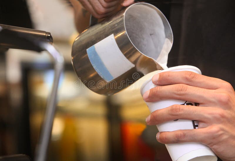 Chiusura delle mani di barista che prepara caffè fotografia stock libera da diritti