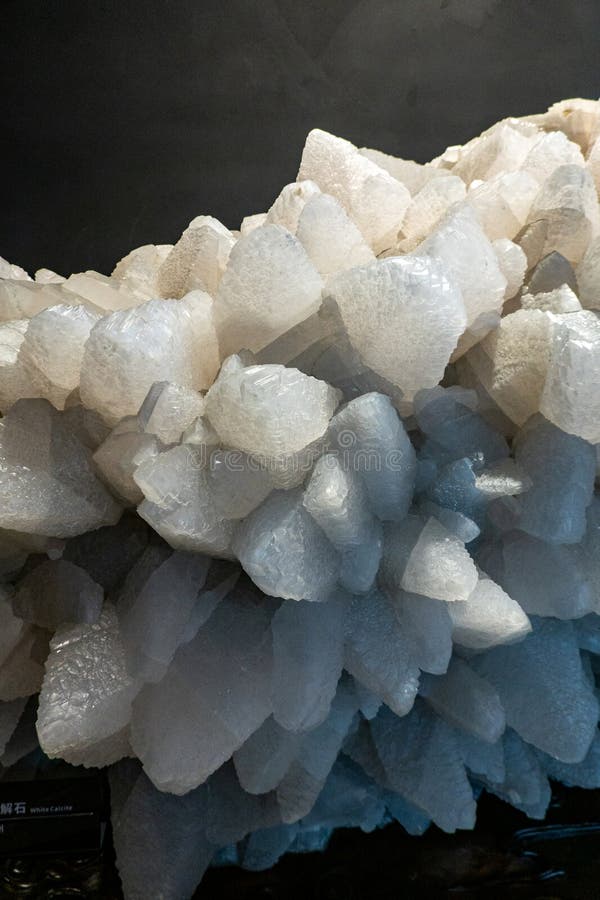 Chiusura dettagliata di un ammasso di cristalli di calcite bianco fotografia stock
