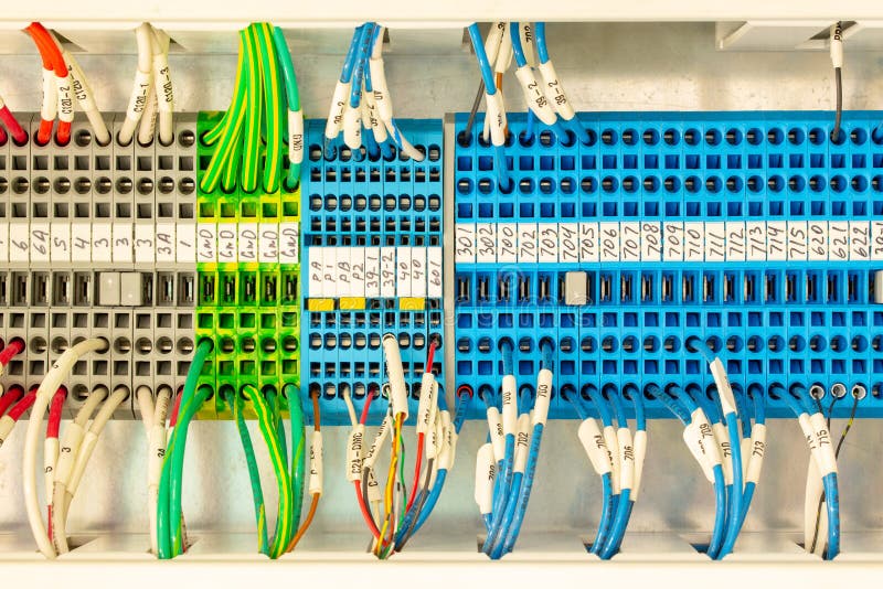 Chiusura di connettori di cablaggio multicolore o blocco terminale per elettronica industriale con cavi contrassegnati