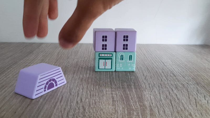 Chiusura di mani adulte con blocchi colorati di legno di giocattoli video d archivio