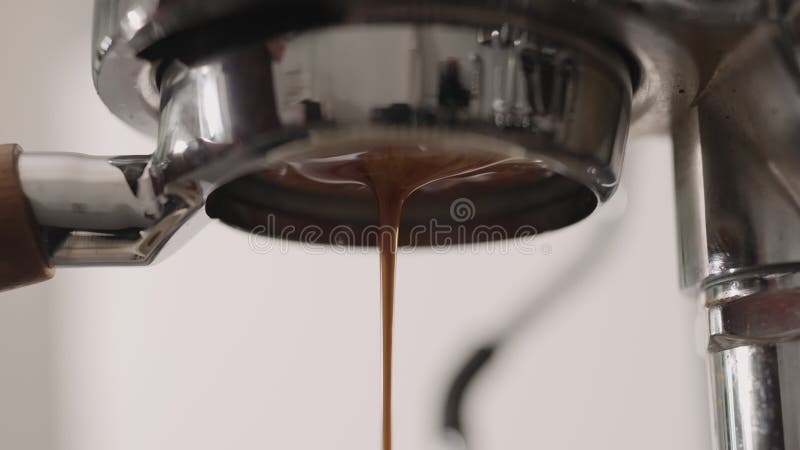 Chiusura di un caffè fresco versato con portafiltro senza fondo