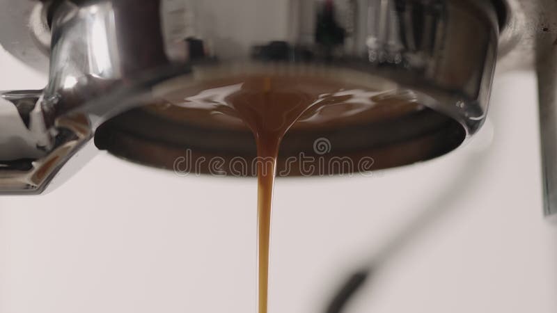 Chiusura di un caffè fresco versato con portafiltro senza fondo