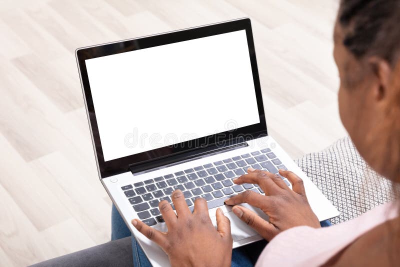 Chiusura di un'impresa che lavora sul computer portatile fotografia stock libera da diritti