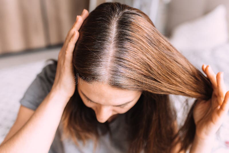 Chiusura di una donna a testa con i capelli grigi separati, raddrizzati a causa della quarantena fotografia stock