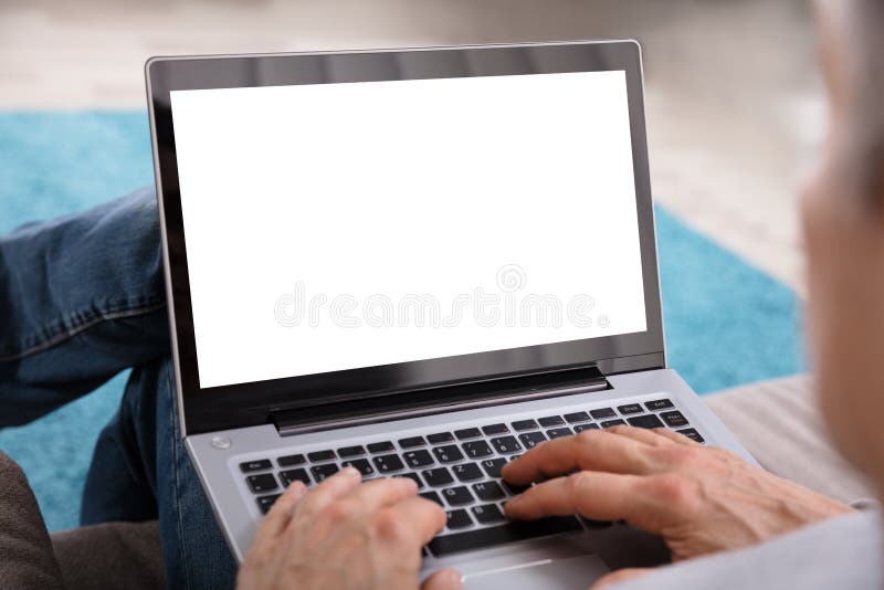 Chiusura di una persona a mano utilizzando un laptop immagine stock libera da diritti