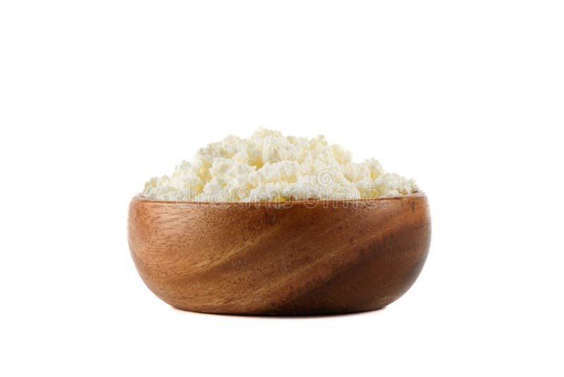 Chiusura di una pila di formaggio fresco di cottage in una ciotola di legno su fondo bianco. fotografia stock libera da diritti