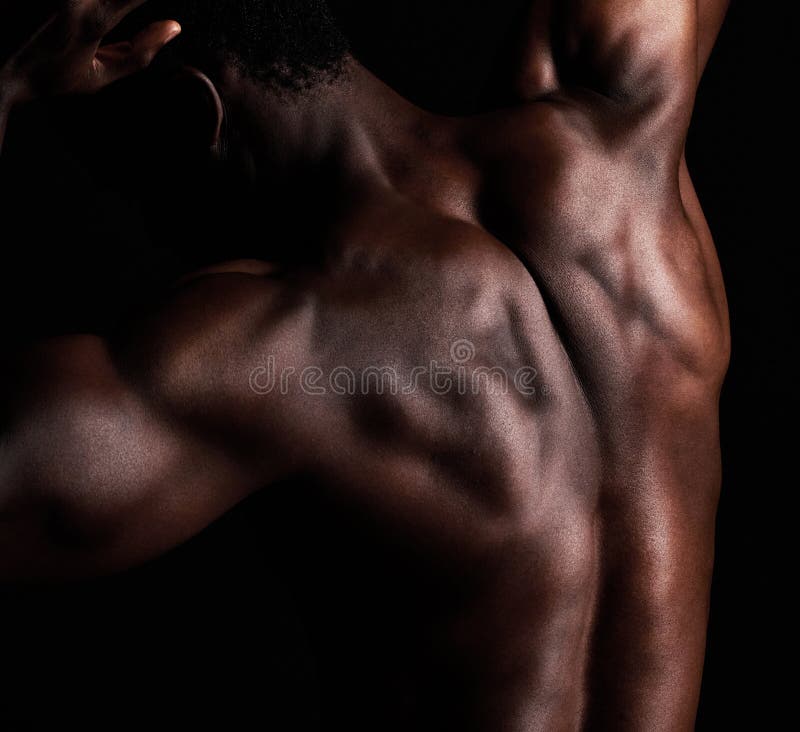 Chiusura muscolare e nero con fitness e forza su sfondo scuro da studio. fotografie stock libere da diritti