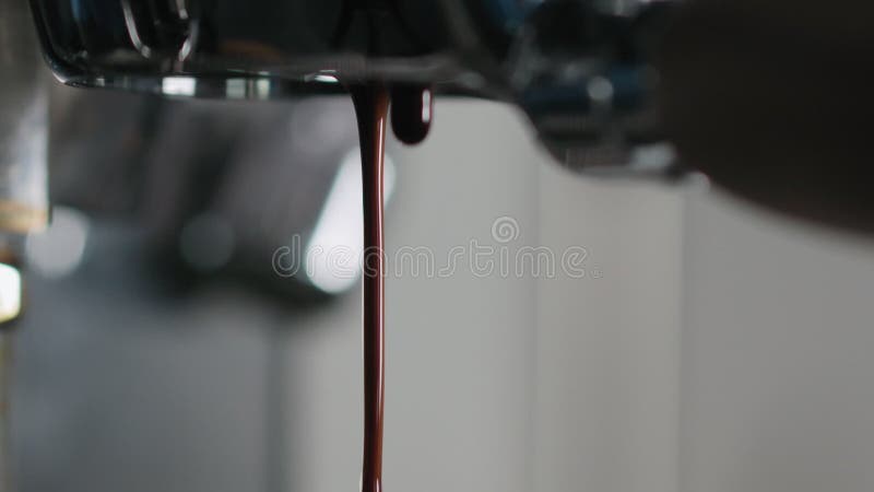 Chiusura in slow motion dell'estrazione dell'espresso con portafiltro senza fondo