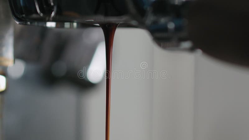 Chiusura in slow motion dell'estrazione dell'espresso con portafiltro senza fondo