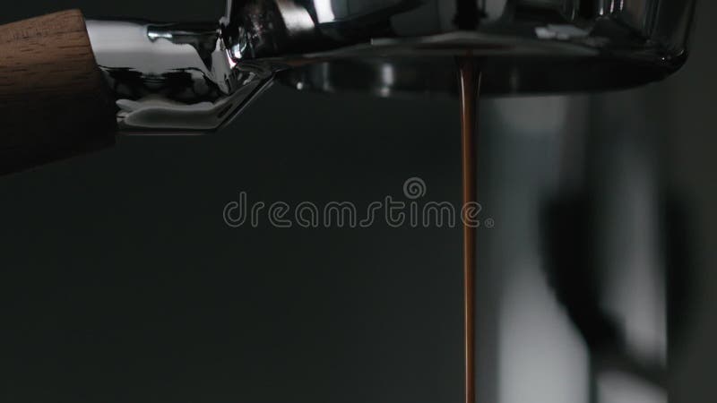 Chiusura in slow motion dell'estrazione dell'espresso con portafiltro senza fondo