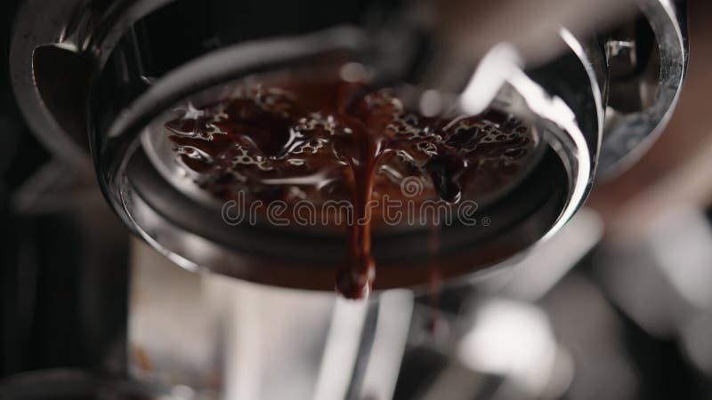 Chiusura in slow motion estraendo l'espresso con portafiltro senza fondo