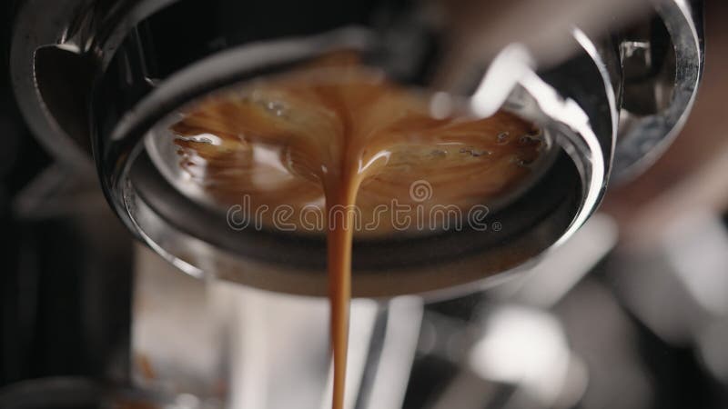 Chiusura in slow motion estraendo l'espresso con portafiltro senza fondo