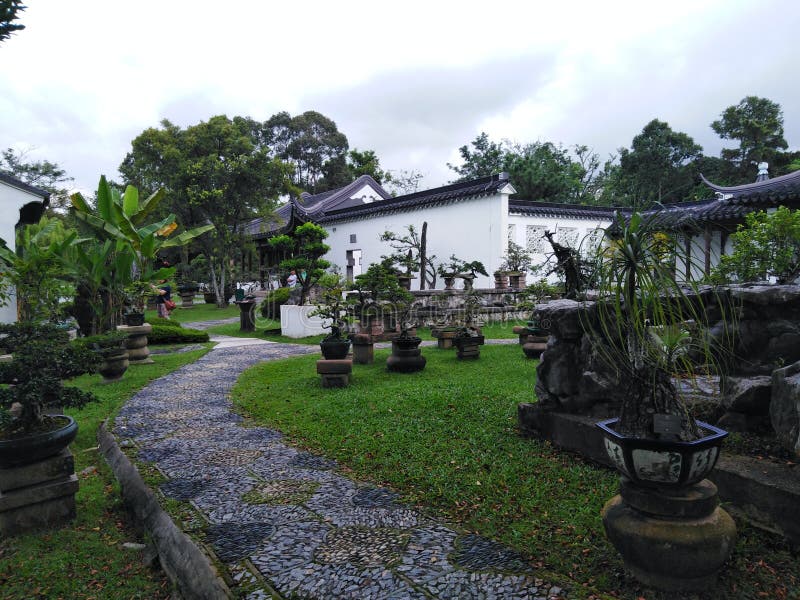 Chińska Antykwarska architektura Otaczająca Zielonymi drzewami w Singapore obraz stock Chińska Antykwarska architektura Otaczająca Zielonymi drzewami w Singapore obraz stock
