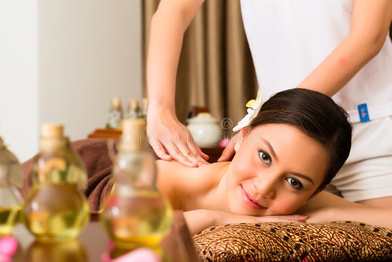 Chińska kobieta przy wellness masażem z istotnymi olejami fotografia stock Chińska kobieta przy wellness masażem z istotnymi olejami fotografia stock