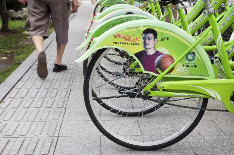 Chińska koszykówki gwiazda Yao Ming w kampanii reklamowej dla ubezpieczenia zdrowotnego na społeczeństwie jechać na rowerze w Suz zdjęcie stock Chińska koszykówki gwiazda Yao Ming w kampanii reklamowej dla ubezpieczenia zdrowotnego na społeczeństwie jechać na rowerze w Suz zdjęcie stock