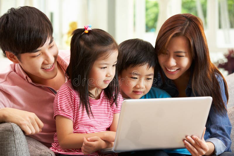 Chiński Rodzinny Używać Laptop Podczas gdy Relaksujący