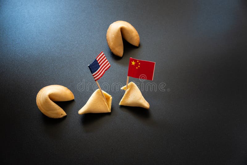 Chińskie ciasteczka z wróżbą obok amerykańskiej flagi, koncepcja handlu międzynarodowego między USA a Chinami fotografia stock Chińskie ciasteczka z wróżbą obok amerykańskiej flagi, koncepcja handlu międzynarodowego między USA a Chinami fotografia stock