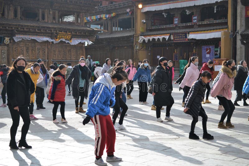 Chińskie Tybetańskie dziewczyny tanczy w starym grodzkim Shangri losie angeles, Xianggelila, Yunnan, Chiny fotografia stock Chińskie Tybetańskie dziewczyny tanczy w starym grodzkim Shangri losie angeles, Xianggelila, Yunnan, Chiny fotografia stock