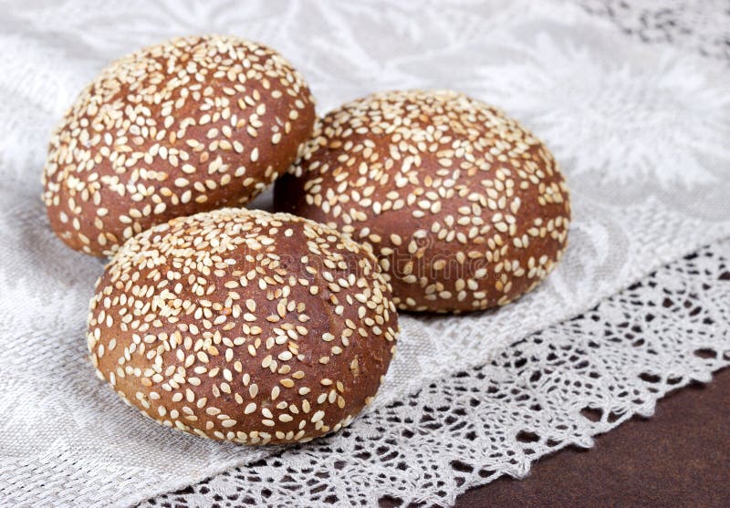 Chleb na wieśniaka stole obrazy stock Chleb na wieśniaka stole obrazy stock