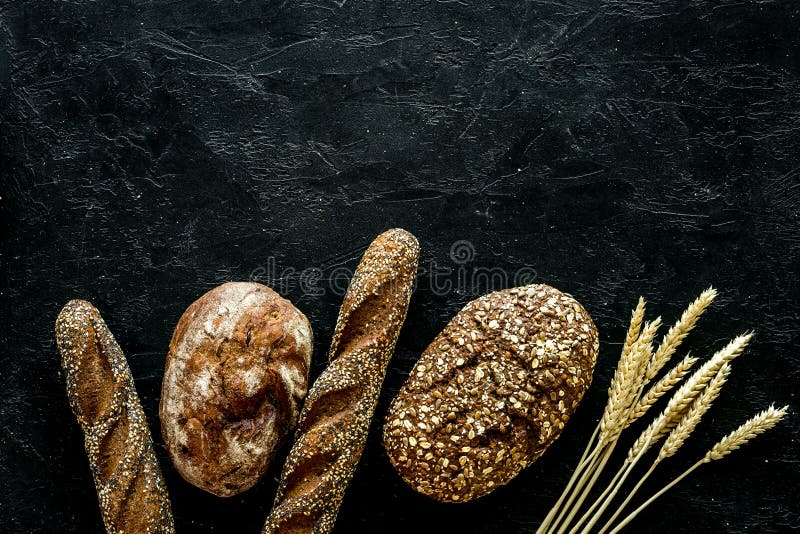 Chleb Chleb robić cała zbożowa mąka Bochenek brązu chleb i baguette na czarnej tło odgórnego widoku przestrzeni dla obraz stock Chleb Chleb robić cała zbożowa mąka Bochenek brązu chleb i baguette na czarnej tło odgórnego widoku przestrzeni dla obraz stock