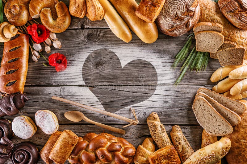 Chleby, ciasta, boże narodzenia zasychają na drewnianym tle z sercem, obrazują dla, piekarni lub sklepu, valentines dzień