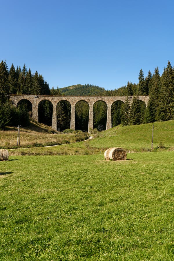 Chmarossky viadukt na pozadí lesa, stará železnica
