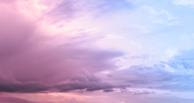 Chmurny Różowy niebo
