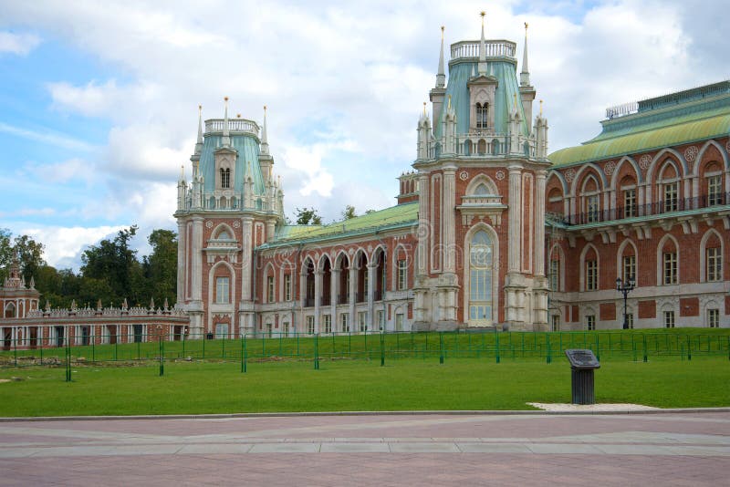 Chmurny Września dzień przy Tsaritsyno pałac moscow Rosji obraz royalty free Chmurny Września dzień przy Tsaritsyno pałac moscow Rosji obraz royalty free