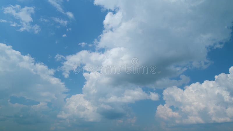 Chmury cumulonimbus na błękitnym niebie. intensywne wilgotne powietrze z niebieskim niebem i białym tłem chmury. czas.